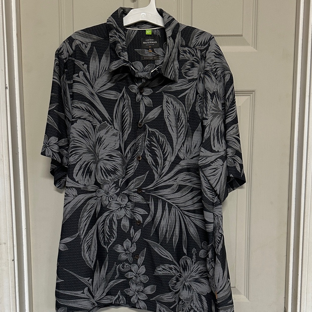 Quiksilver Men's Black and Gray Aloha Shirt